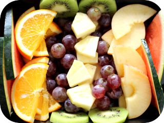 Obstplatte, frisches Obst der Saison