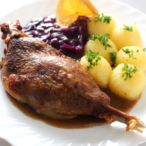 Serviervorschlag f�r Ihr Festtagsmen�: G�nsekeulen in Bratensauce, Rotkohl, Kl��e